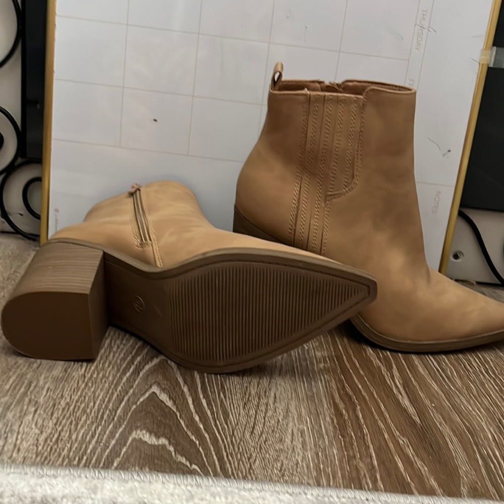 Cute stylish cowgirl heeled boots! Perfect for a night out or a concert